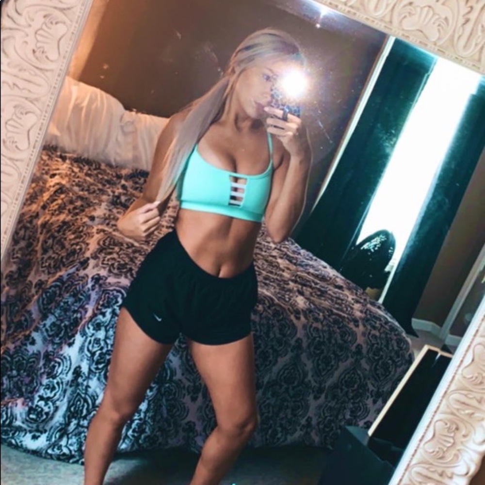 Buff bunny Dalia Mint sports bra